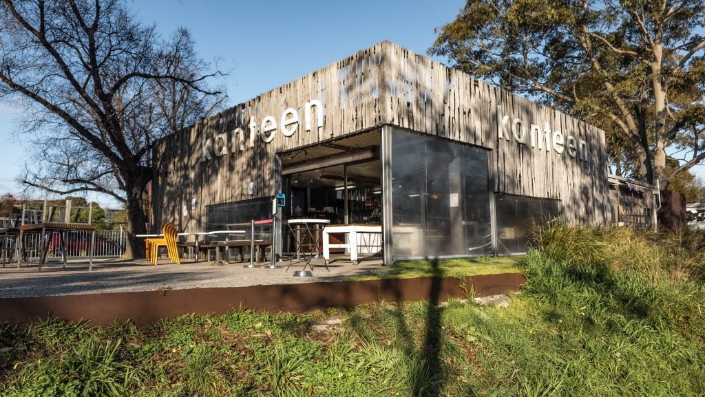 Cafe located at Como Park along the Yarra trail, and acrss the road for Thomas Oval Dog Park