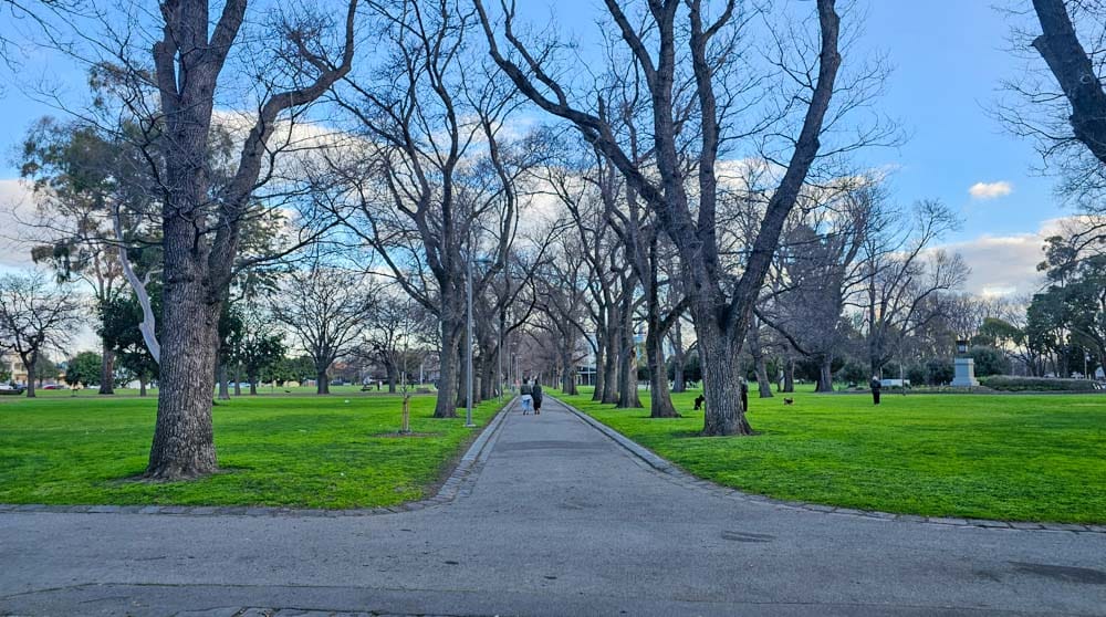 dog walking trail in Edinburgh Gardens, Fitzroy North